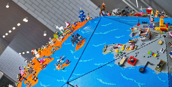 Появилась четырехметровая модель земного шара из LEGO