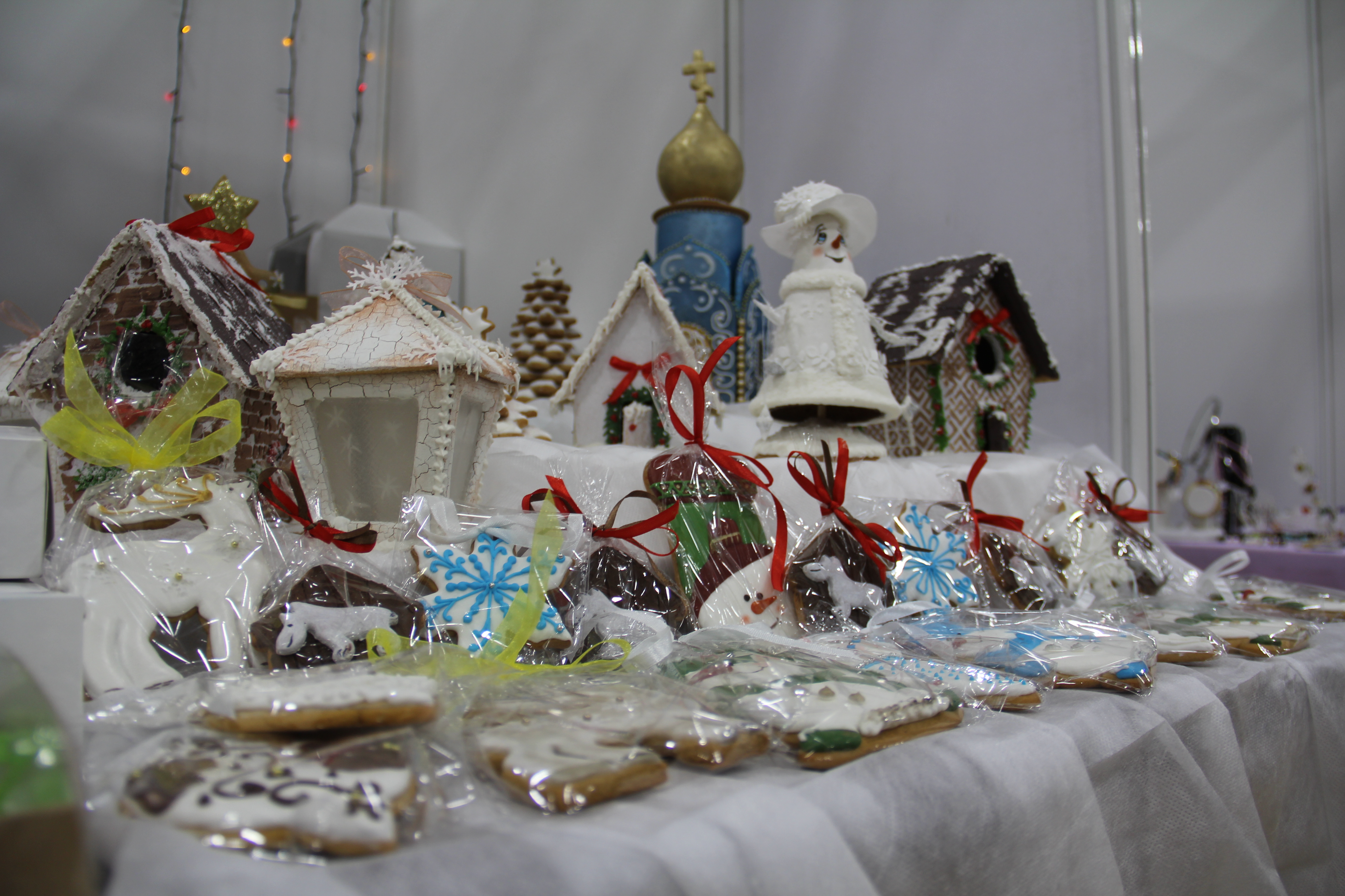 Тысячи подарков к самому любимому празднику и угощения к новогоднему столу на выставке «Новогодняя ярмарка»