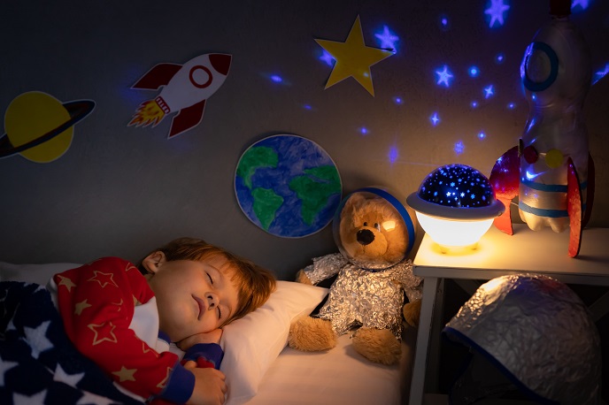 Ребенок боится спать без света, что делать?