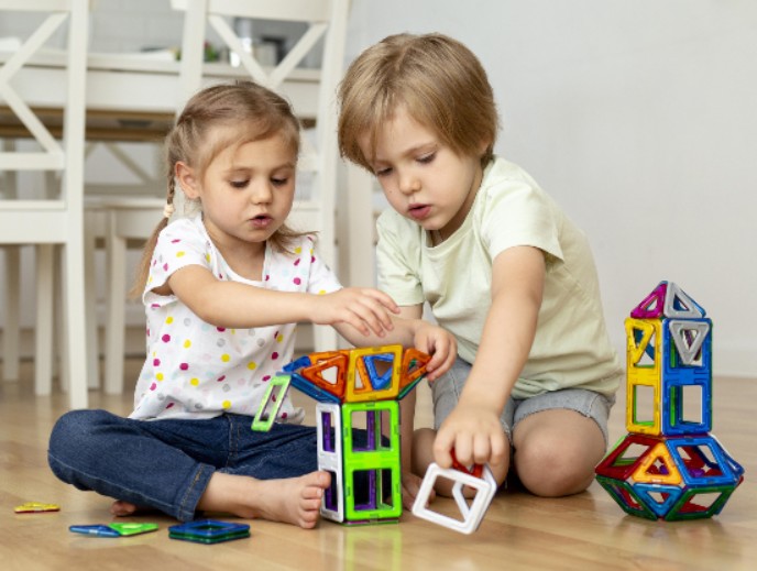 Дети играют с конструктором
