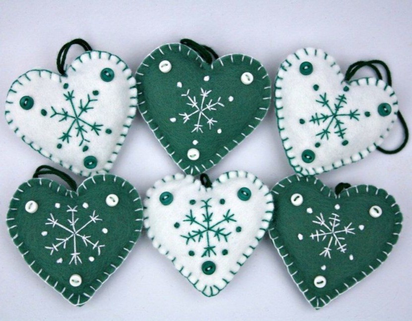 Зелёные сердечки со снежинками
