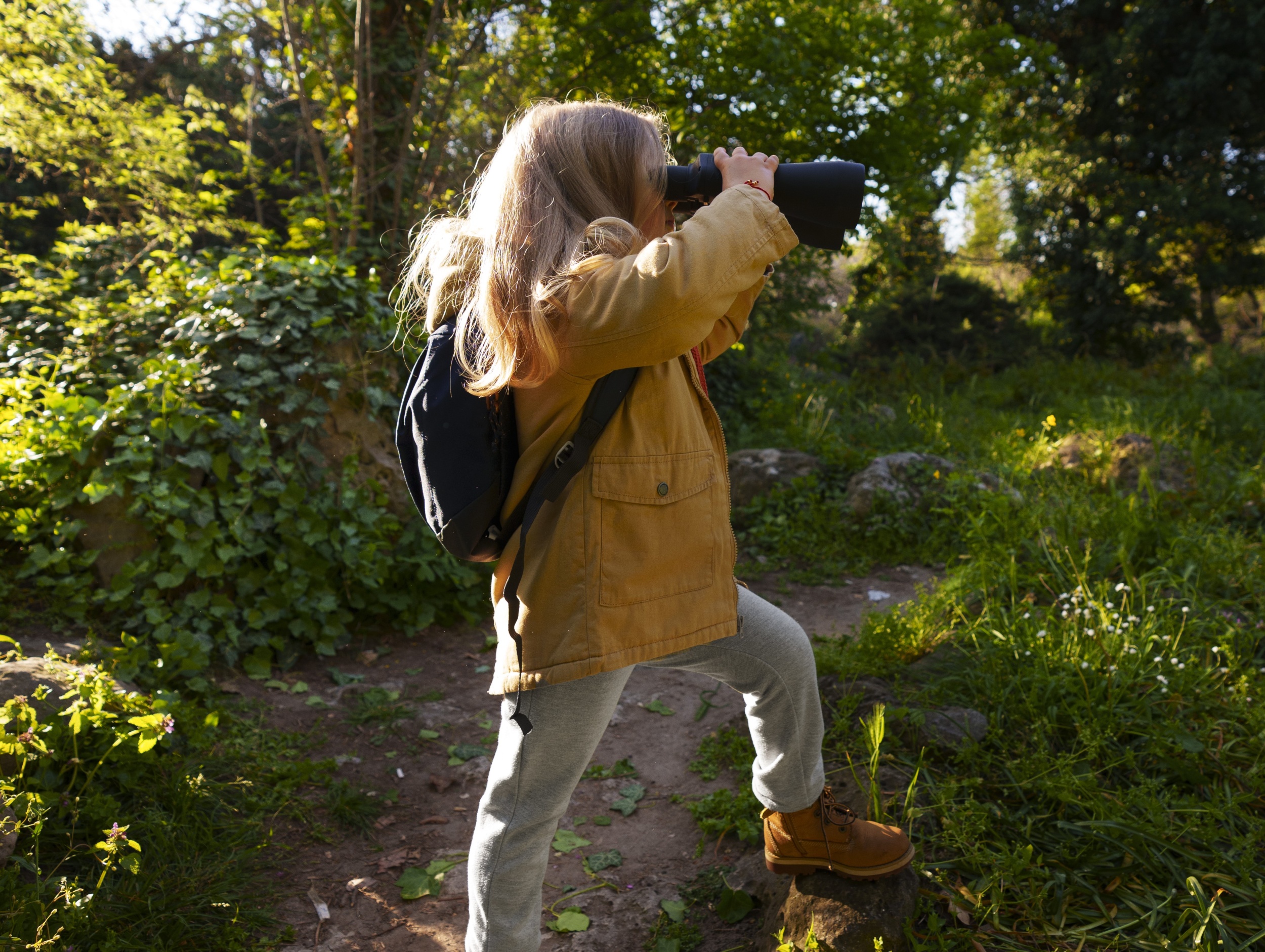 01 full-shot-girl-exploring-nature.jpg