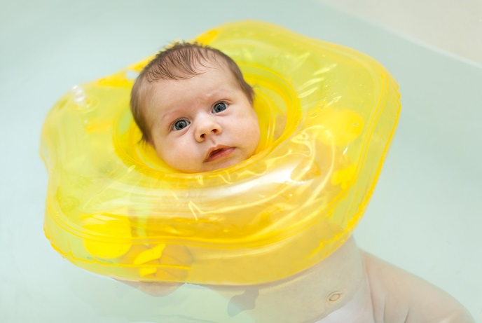 Приспособления для купания малыша: как выбрать действительно нужное?