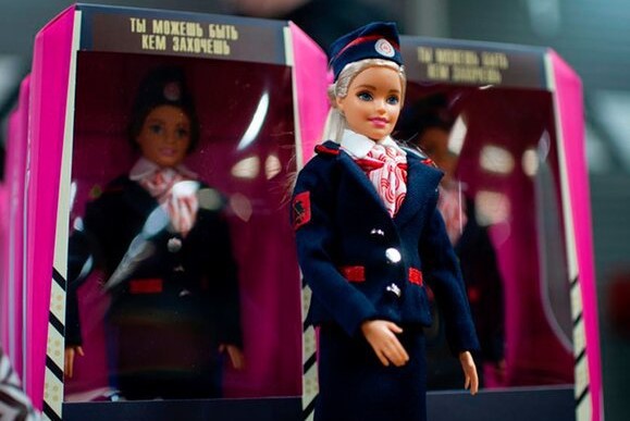 Barbie в образе машиниста электропоезда