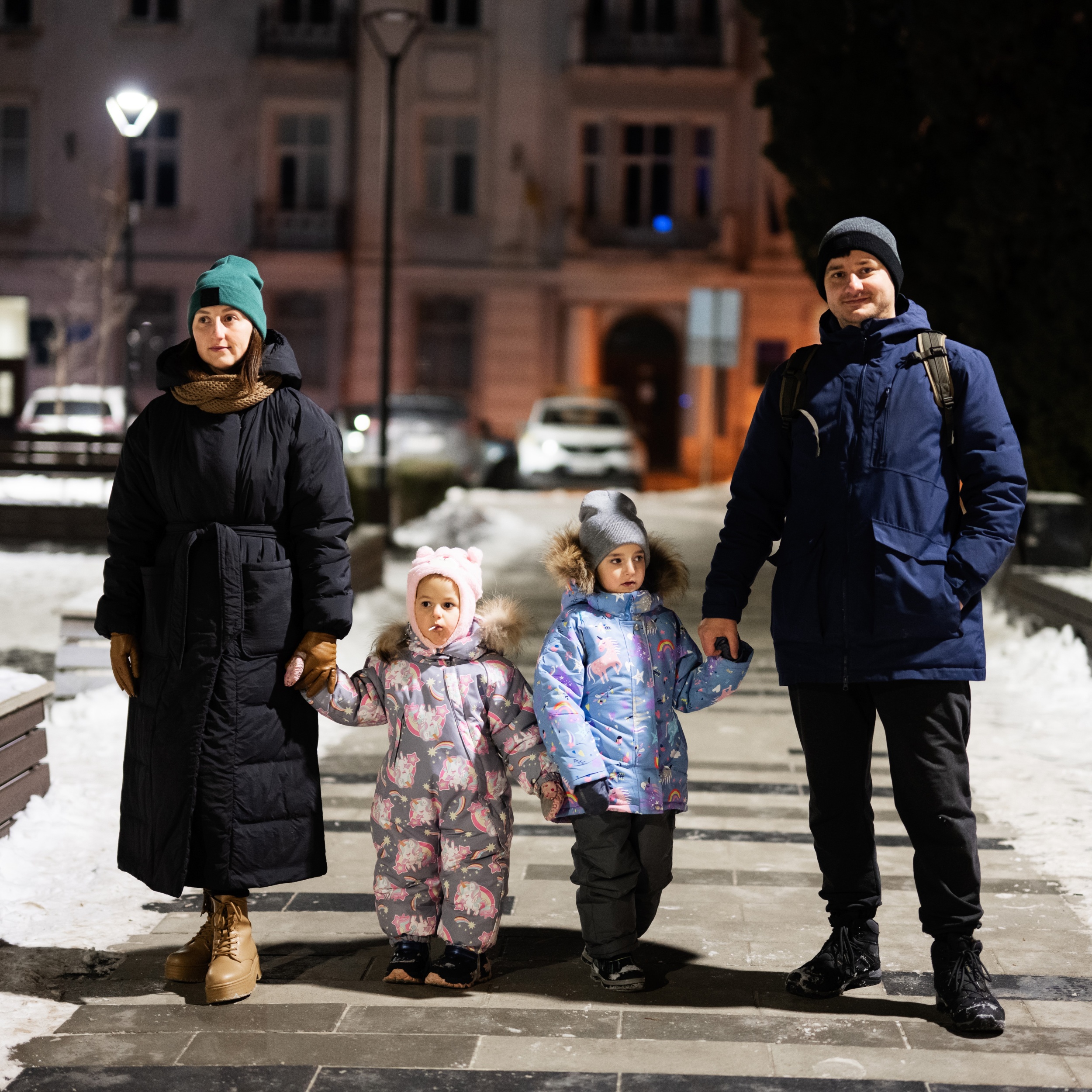 9 sem-a-s-dvuma-det-mi-stoit-v-nocnom-gorode-zimoi.jpg