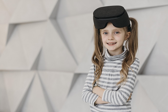 Девочка в очках виртуальной реальности