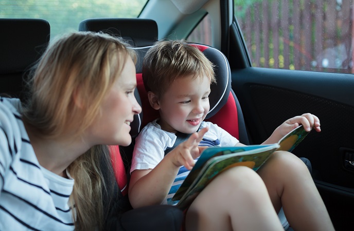 Ребенок в машине читает