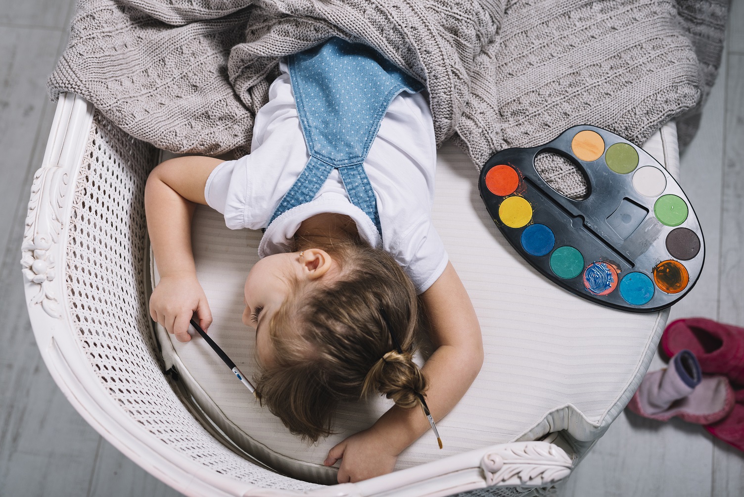 01 little-girl-sleeping-sofa-with-aquarelle-palette.jpg