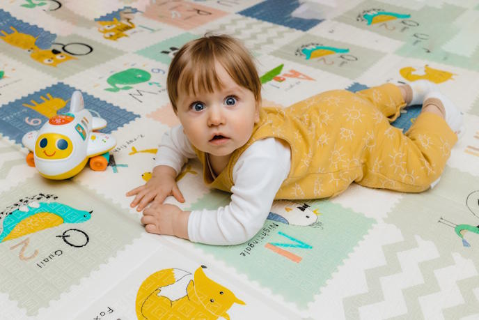 Малыш на коврике