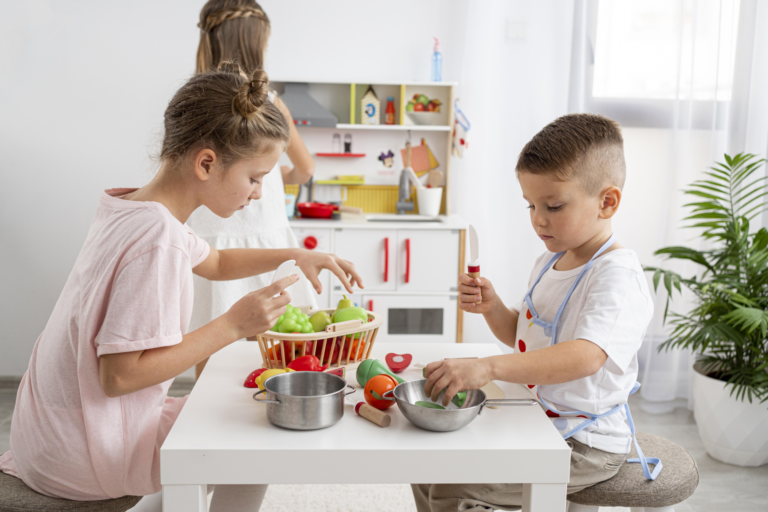 kids-playing-with-a-cooking-game.jpg