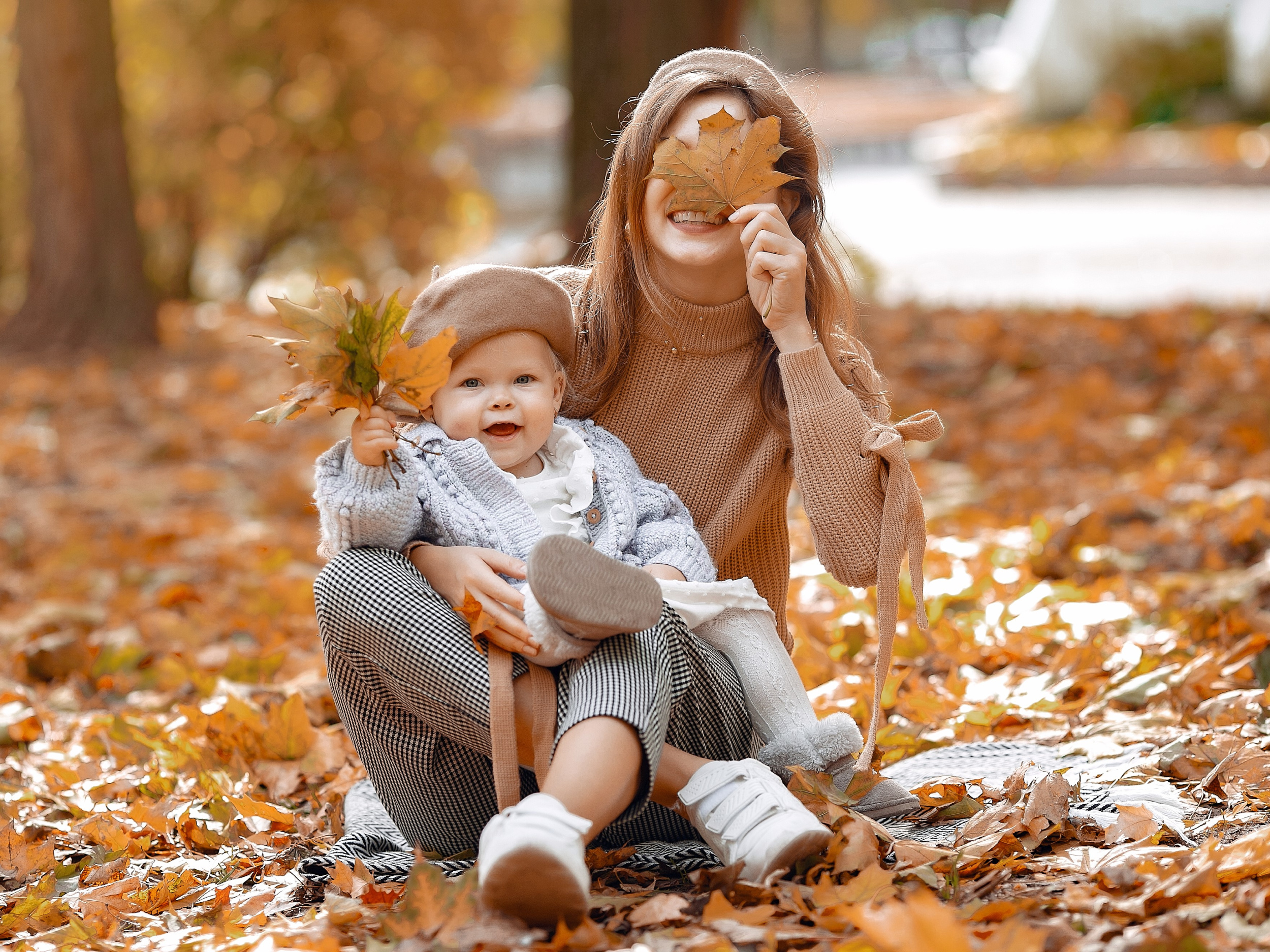cute-stylish-family-autumn-park.jpg