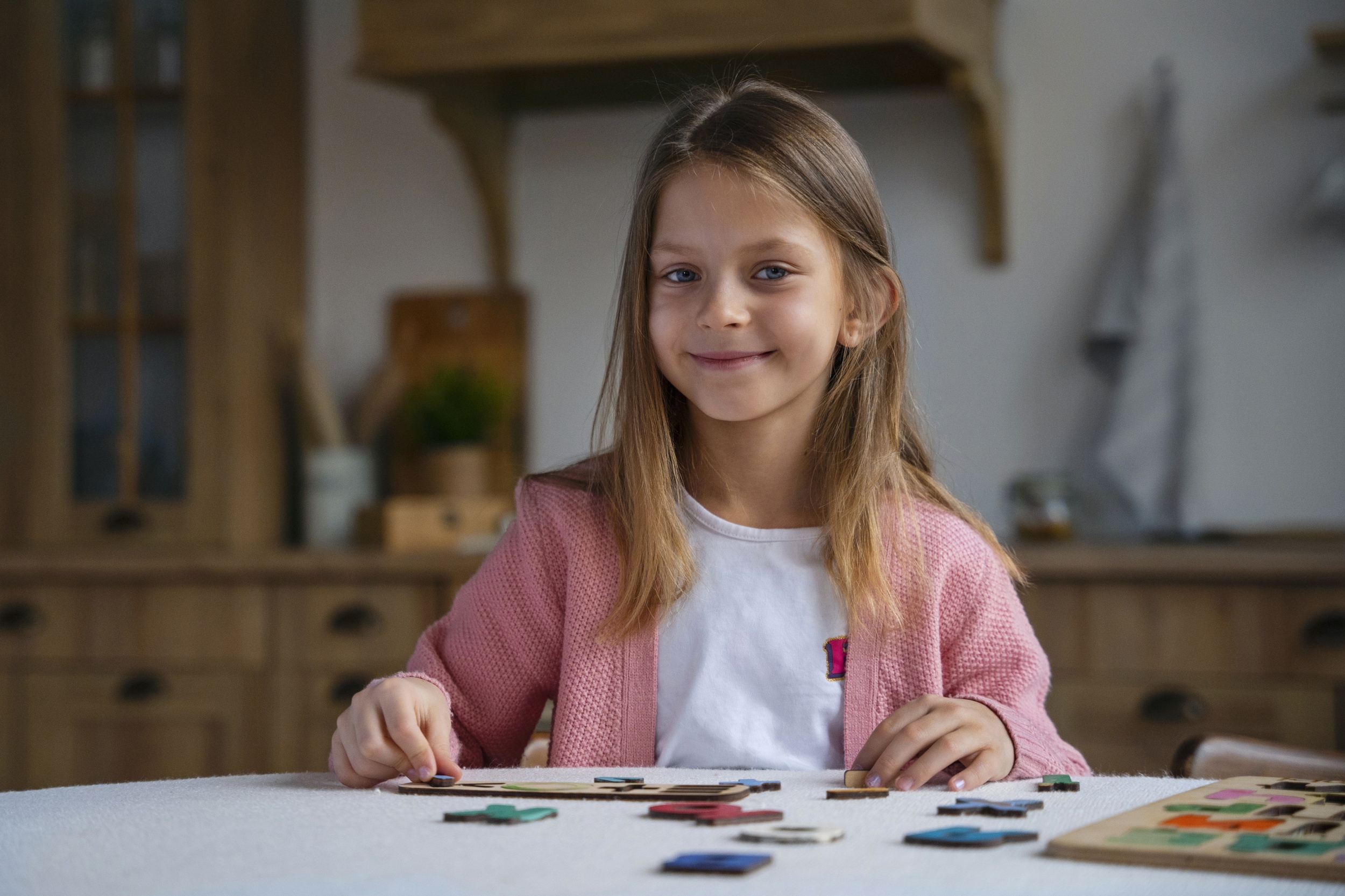 4 medium-shot-girl-playing-memory-game.jpg 4 medium-shot-girl-playing-memory-game.jpg