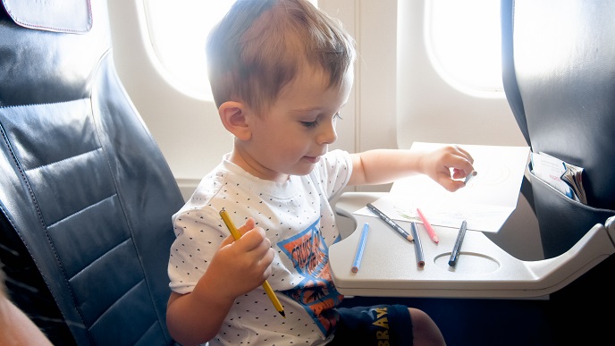 Ребенок рисует в самолете