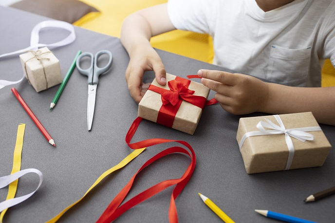 Что подарить ребенку до 3 лет: оригинальные и развивающие игрушки и не только