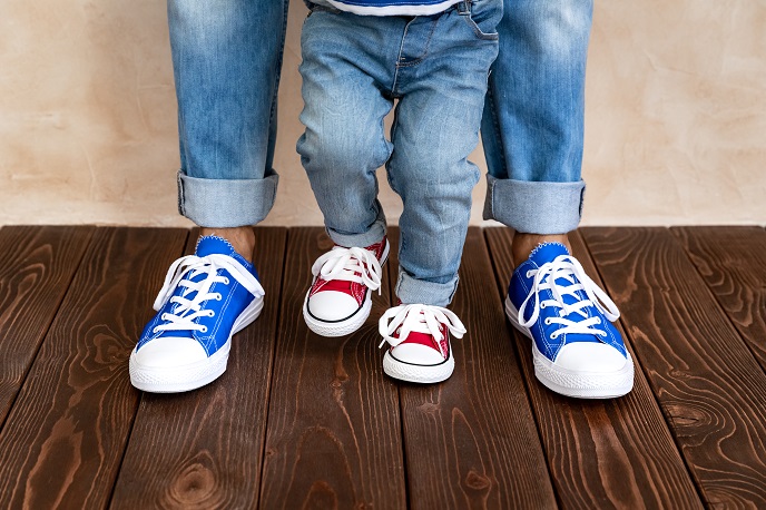 Ребенок и шнурки