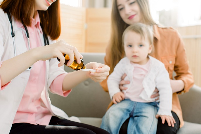 Как дать маленькому ребенку лекарство