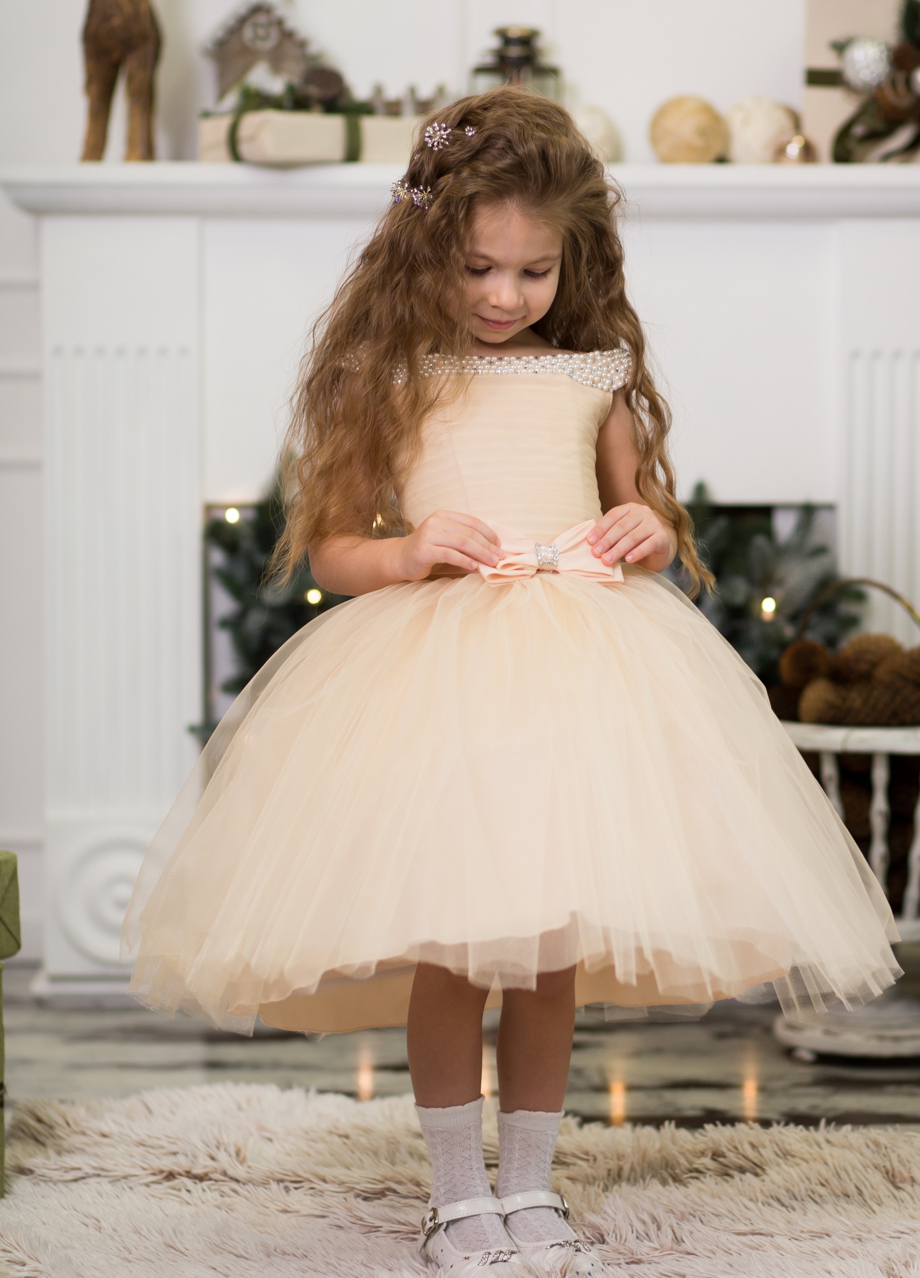 5 milaa-malen-kaa-devocka-v-pysnom-bezevom-plat-e-poziruet-vozle-elki.jpg