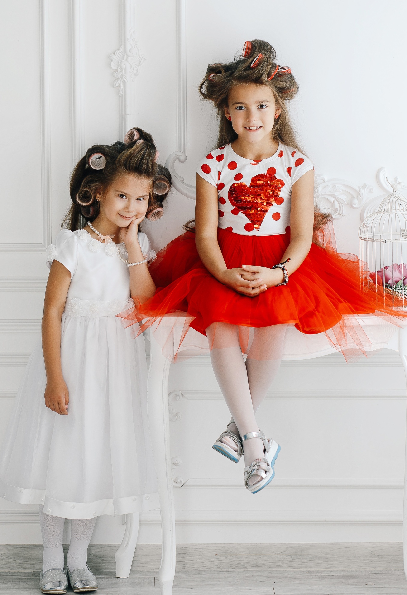 2 dve-modnye-maminy-malen-kie-princessy-v-bigudi-smotrat-drug-na-druga-i-ulybautsa.jpg