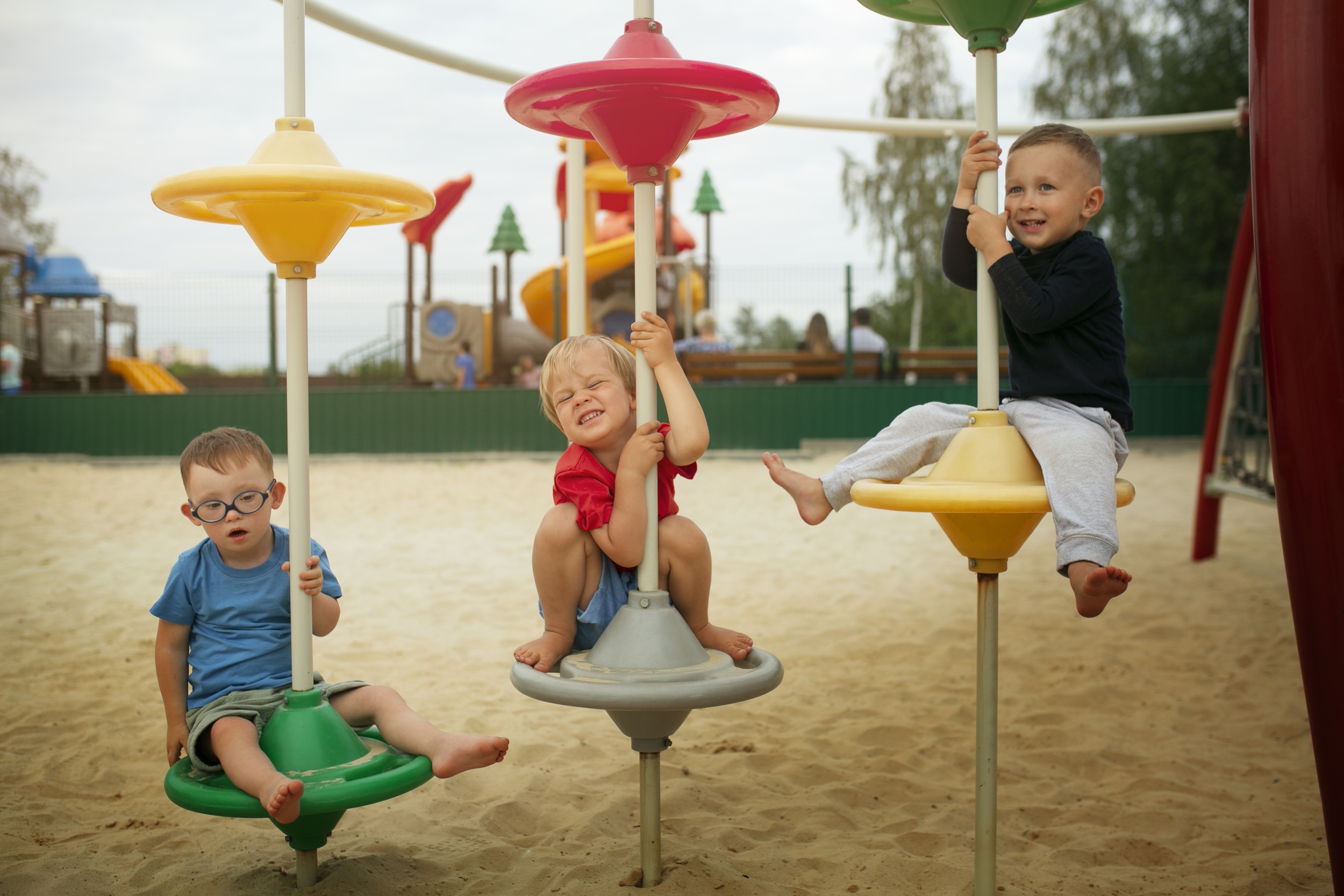 33 - mal-ciki-v-polnyi-rost-igraut-v-parke.jpg 33 - mal-ciki-v-polnyi-rost-igraut-v-parke.jpg