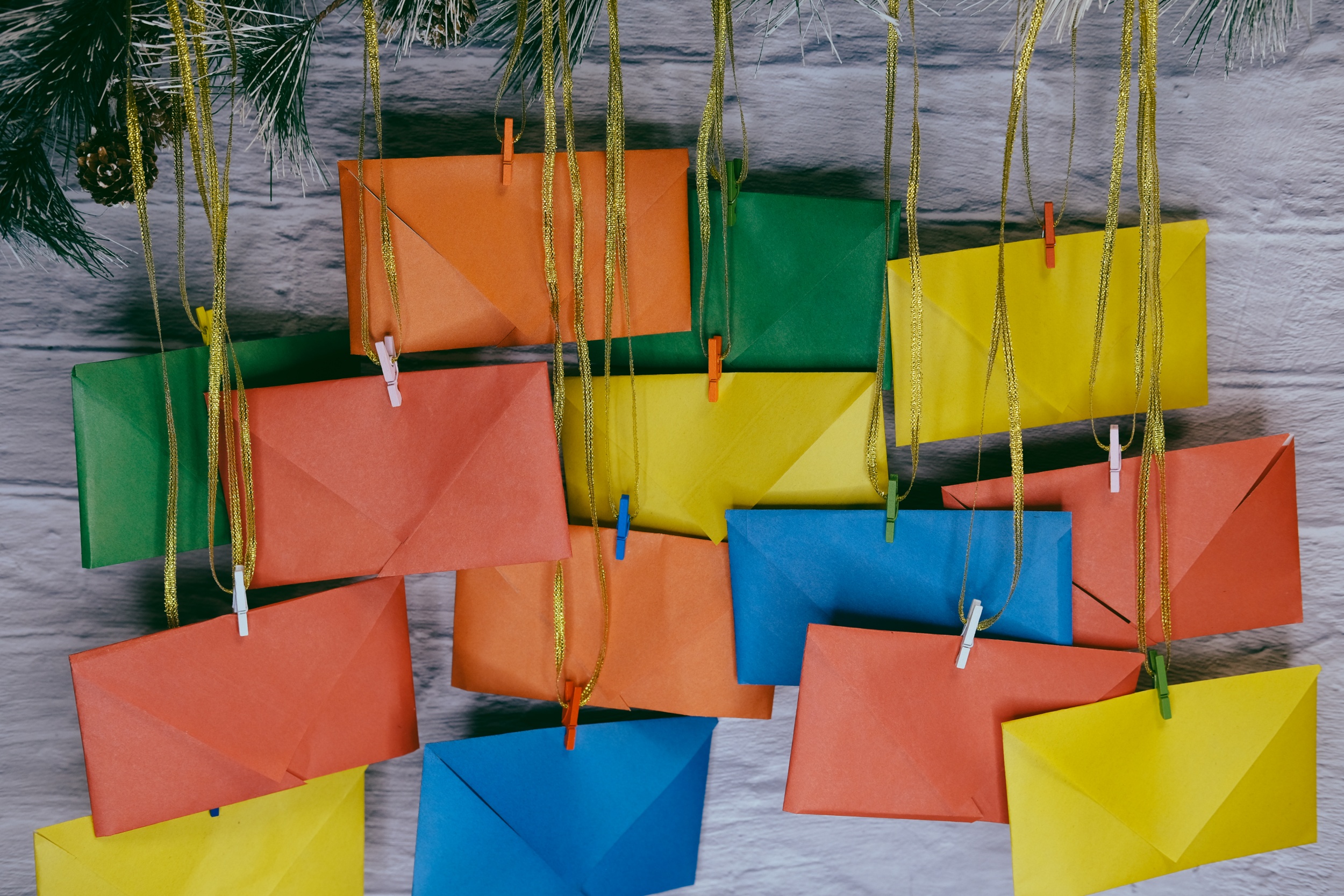 2 advent-kalendar-na-fone-kirpicnoi-steny-raznocvetnye-konverty-sdelannye-vrucnuu.jpg