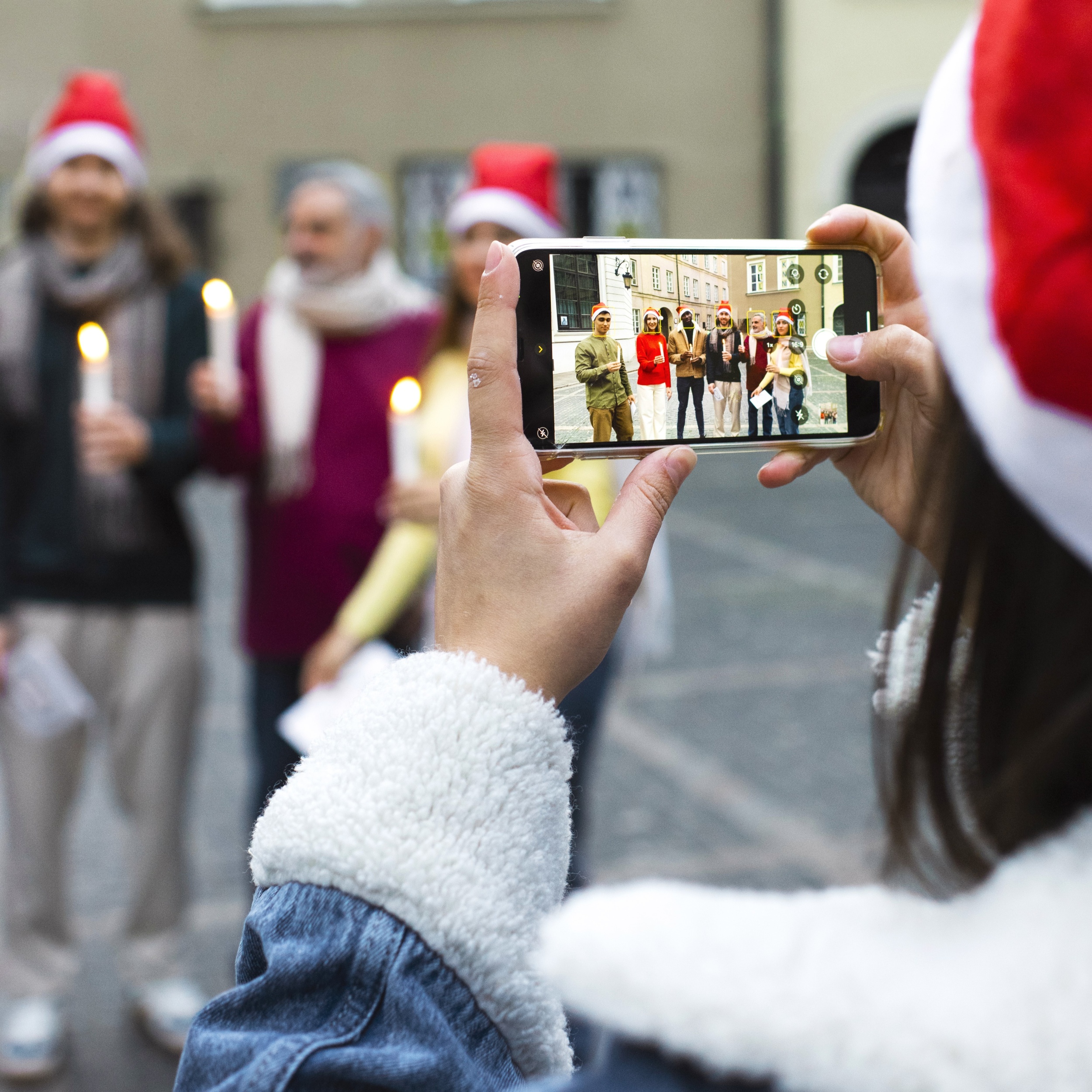 11 vid-szadi-zensina-fotografiruet-so-smartfonom.jpg