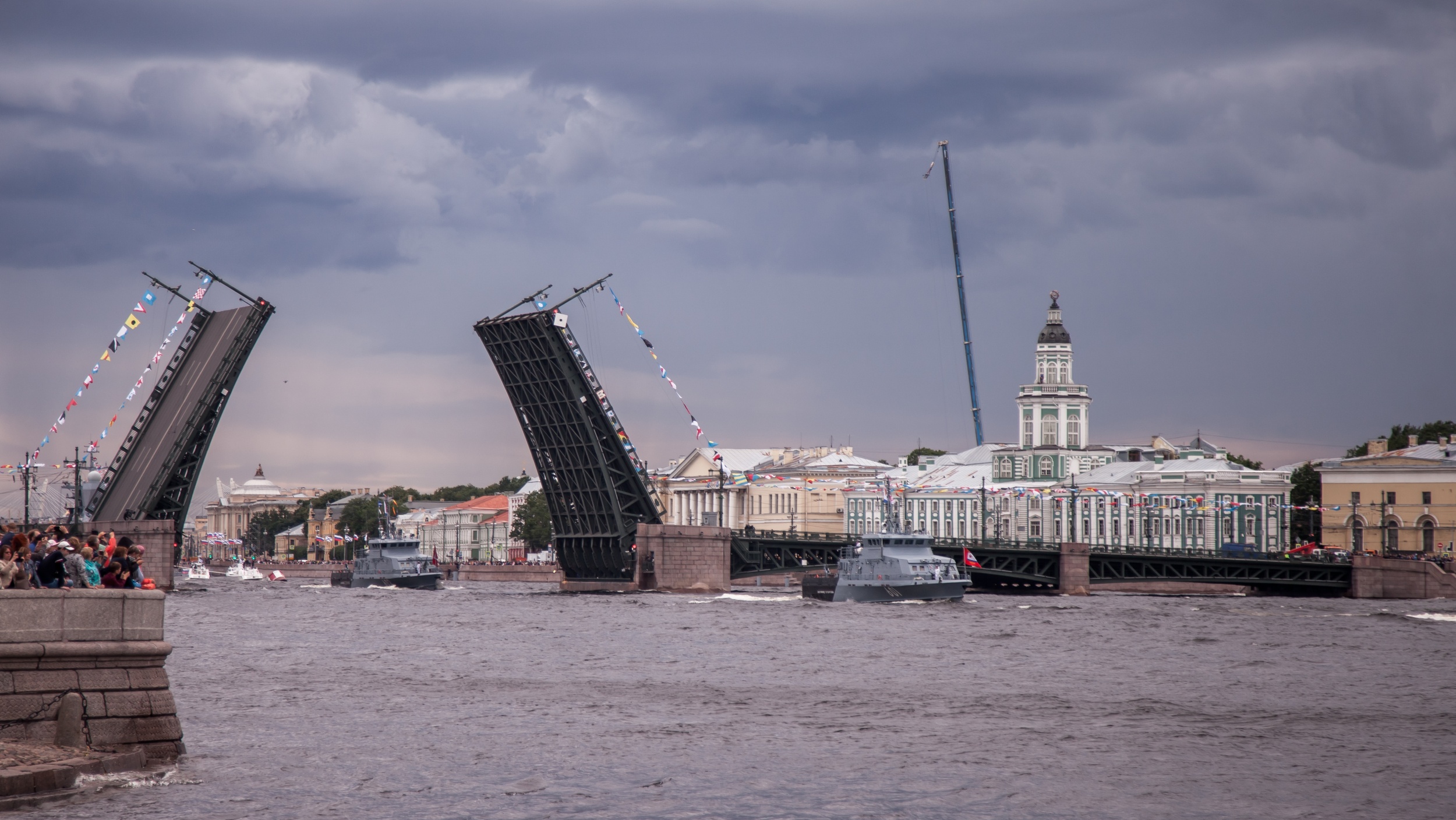 8 sankt-peterburg-rossia-iul-2020-goda-den-voenno-morskogo-flota-rossii-voenno-morskoi-parad-voennye-esmincy-na-neve-mosty-sankt-peterburg-prazdniki-rossii-nabereznye-peterburga-.jpg