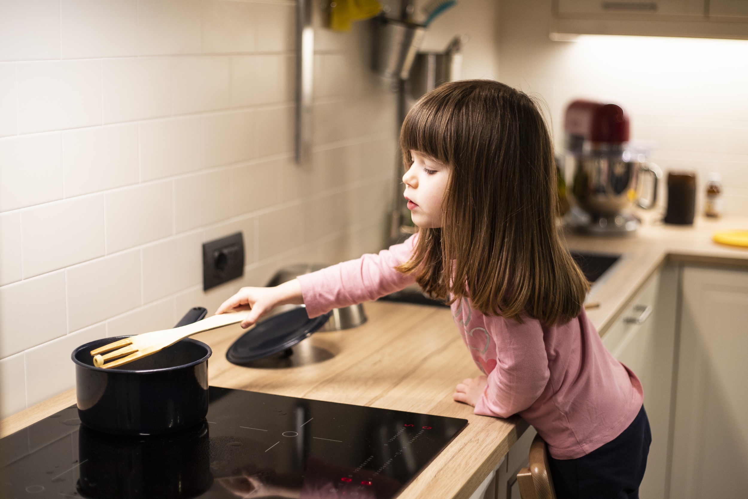 2 bokovoi-vid-devuski-stoasei-doma.jpg