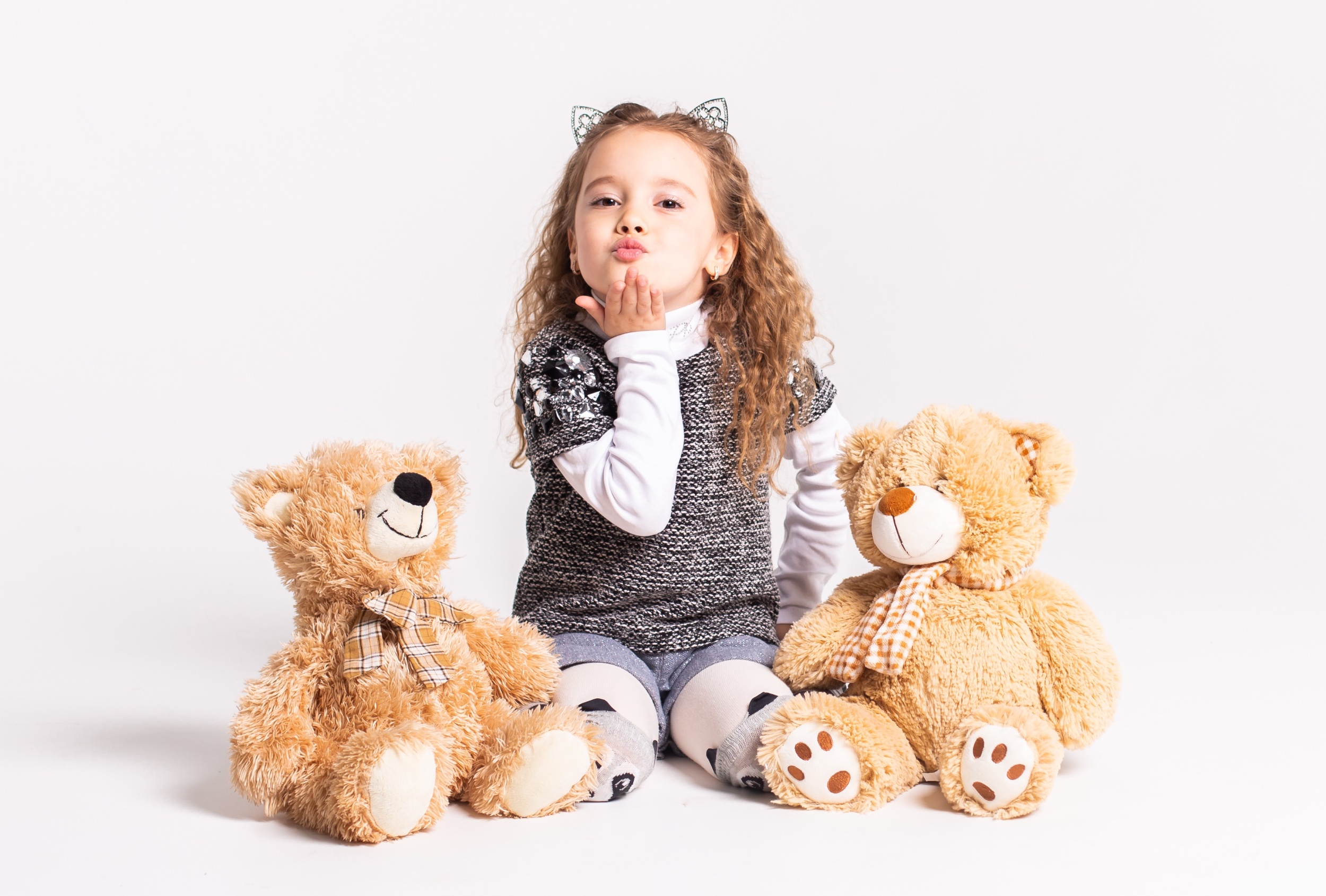 86 - malen-kaa-devocka-s-medvedem-stoit-na-belom.jpg 86 - malen-kaa-devocka-s-medvedem-stoit-na-belom.jpg