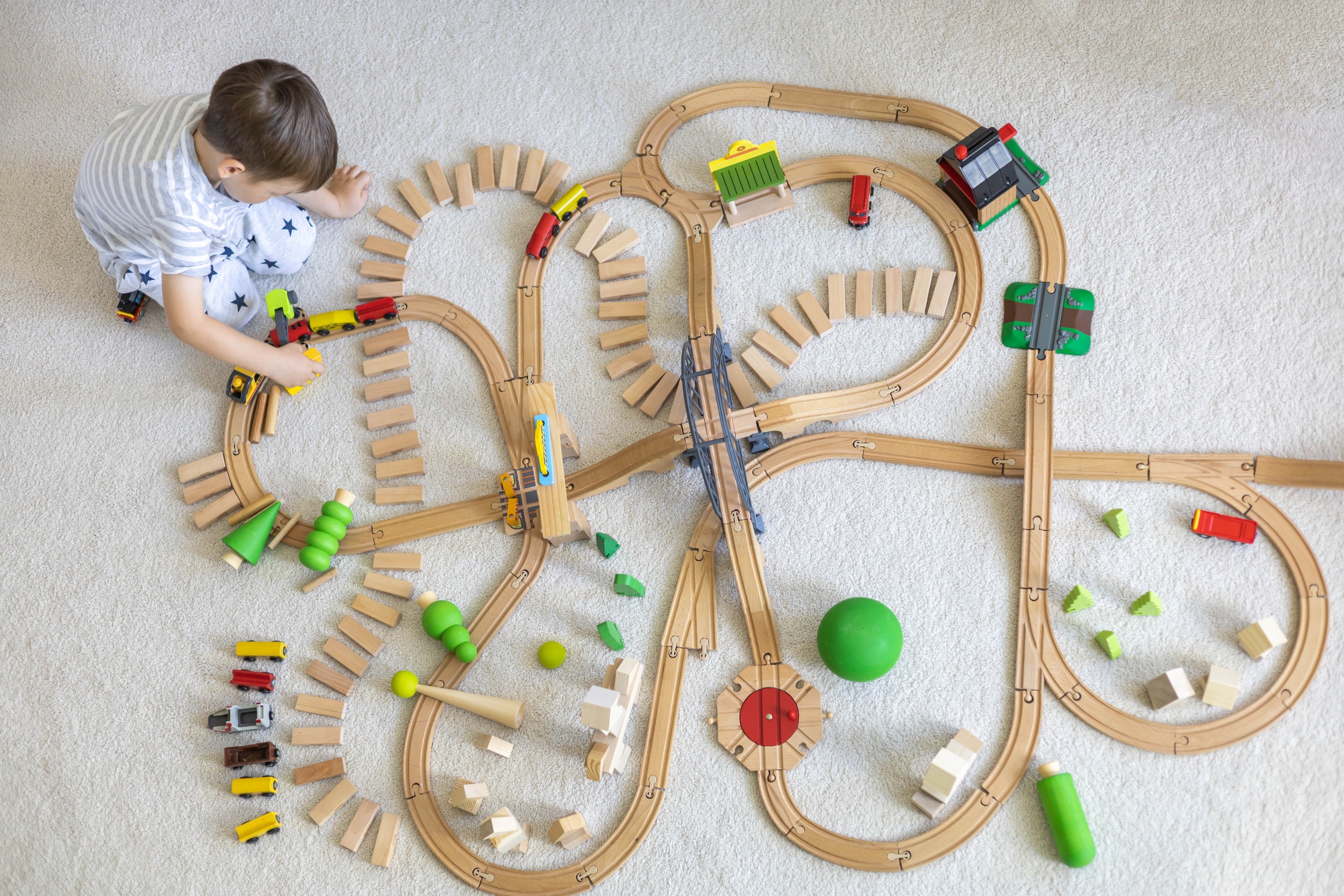 60-61 mal-cik-doskol-nogo-vozrasta-igraet-v-derevannye-materialy-montessori-raduznye-arki-v-detskoi-komnate.jpg 60-61 mal-cik-doskol-nogo-vozrasta-igraet-v-derevannye-materialy-montessori-raduznye-arki-v-detskoi-komnate.jpg