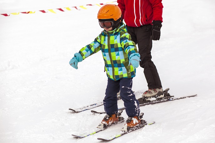 Дети катаются на лыжах