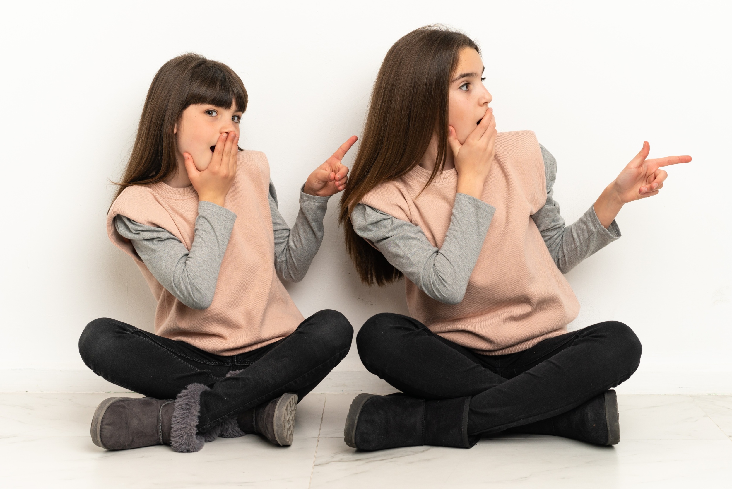 1 malen-kie-sestry-sida-na-polu-izolirovany.jpg