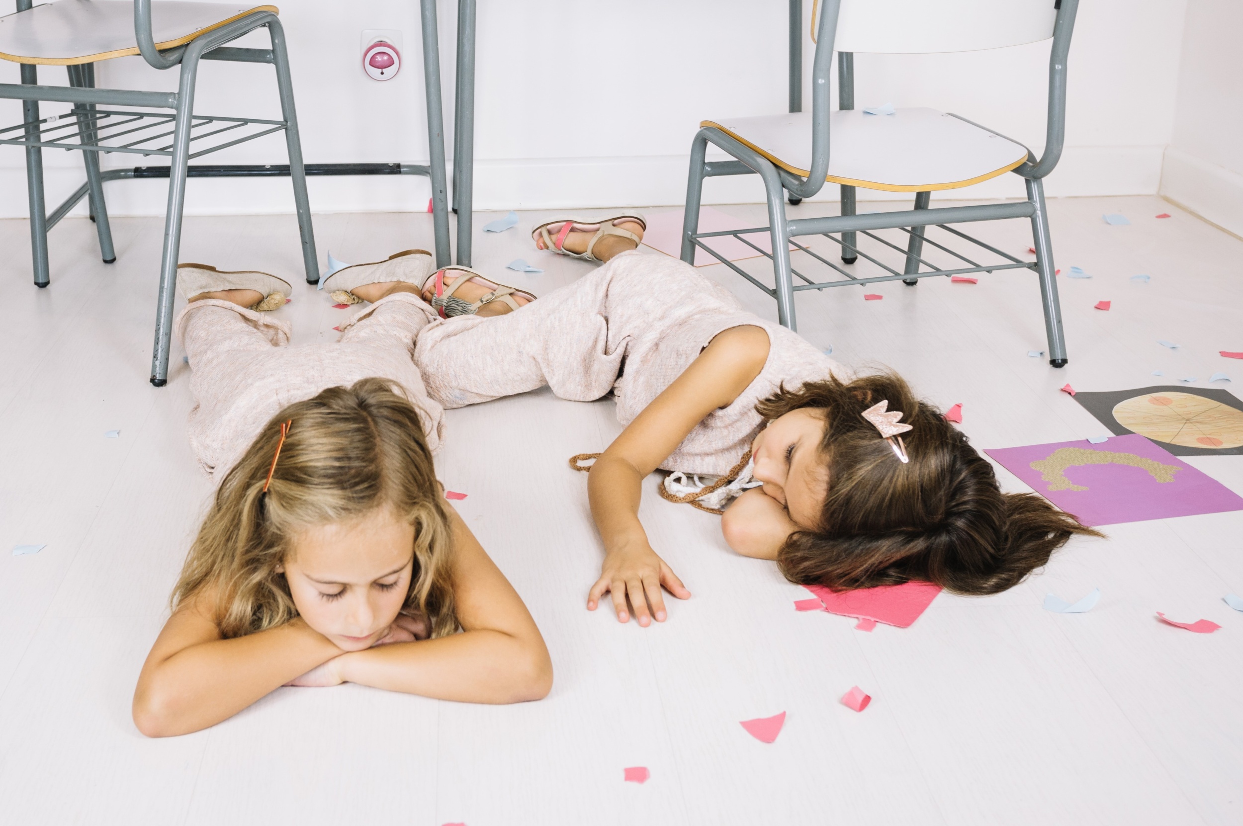 3 utomlennye-devuski-spavsie-na-polu.jpg