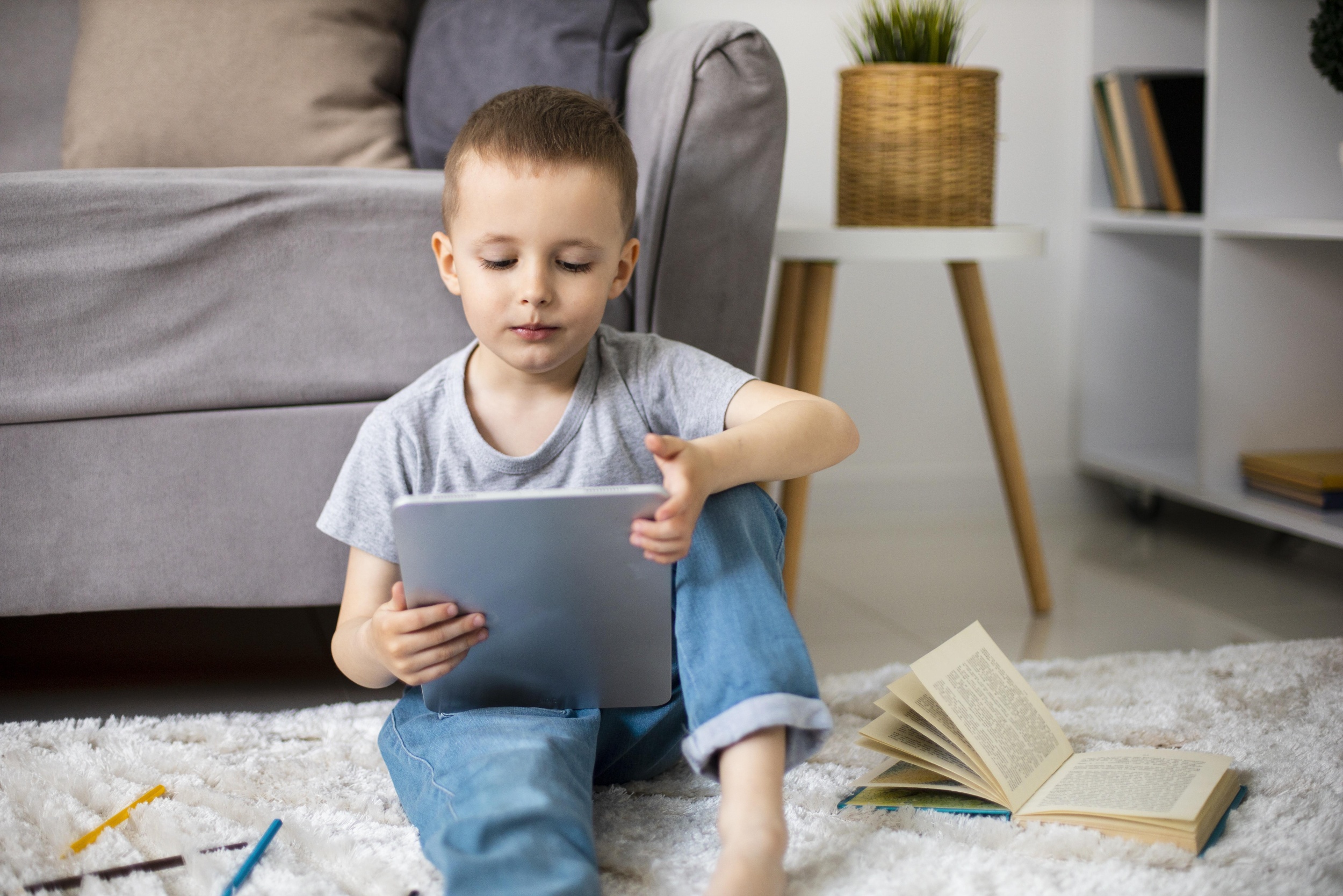 56 - malen-kii-mal-cik-ucitsa-novomu-zanatiu.jpg