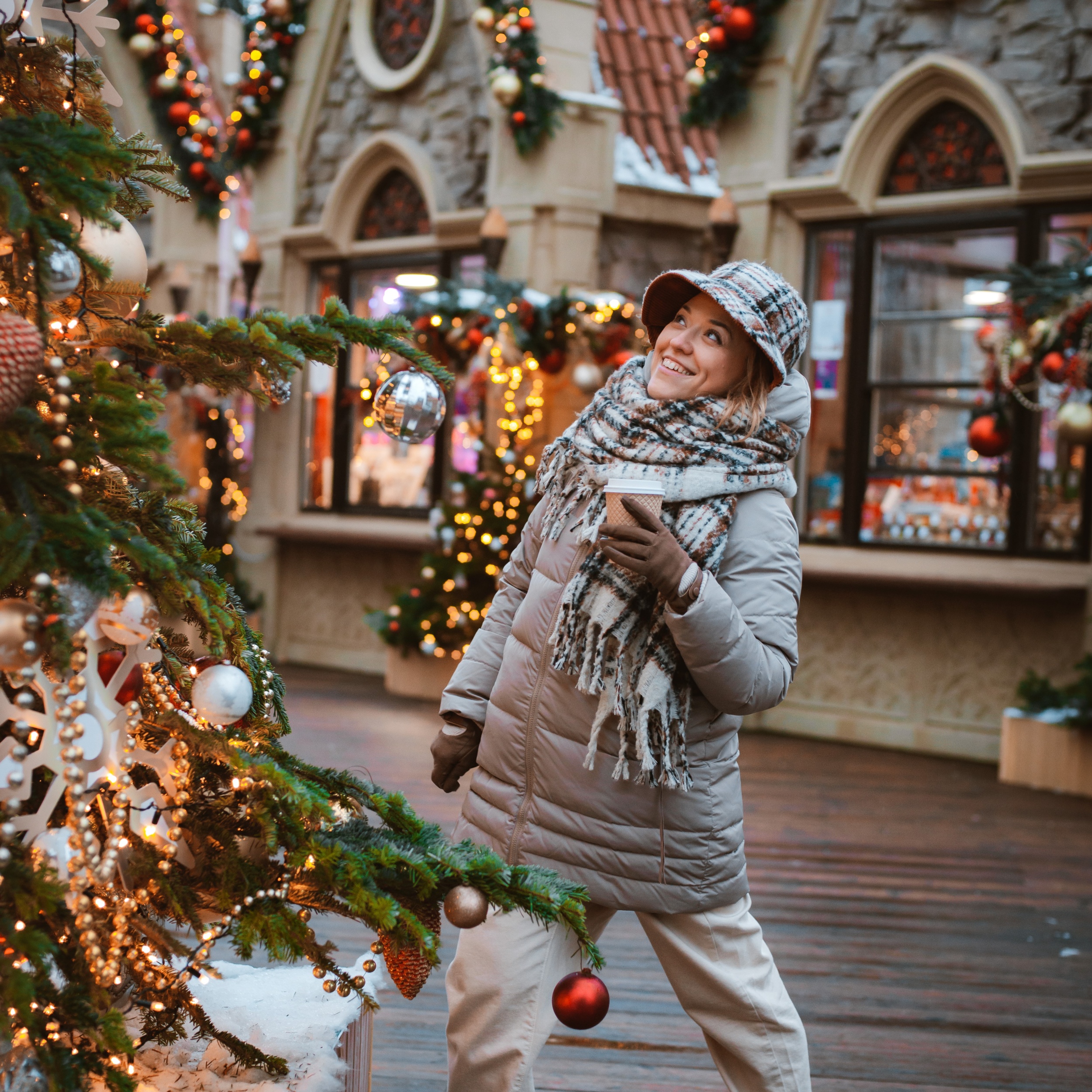 7 devuska-zensina-stil-naa-modnaa-slapa-gulaet-po-rozdestvenskoi-armarke-ukrasennoi-prazdnicnymi-ognami-v-kanun-dna.jpg