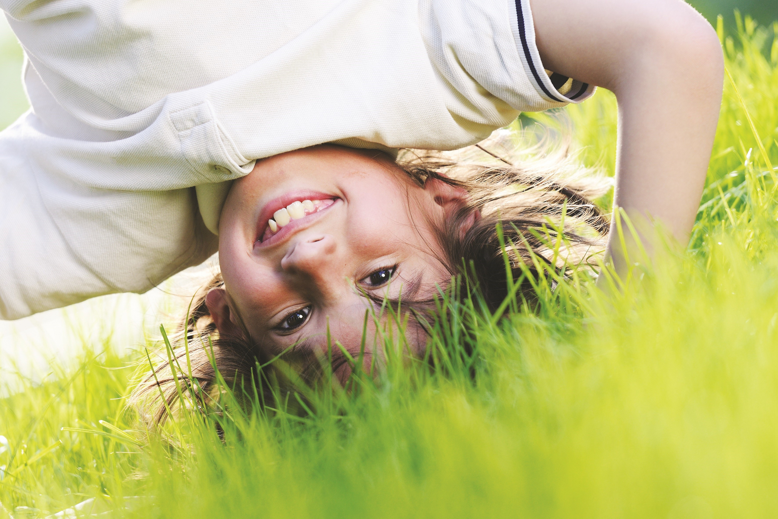 Радостный ребенок на траве