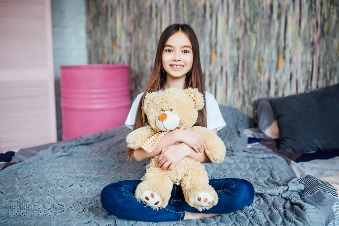 Девочка с игрушечным медведем