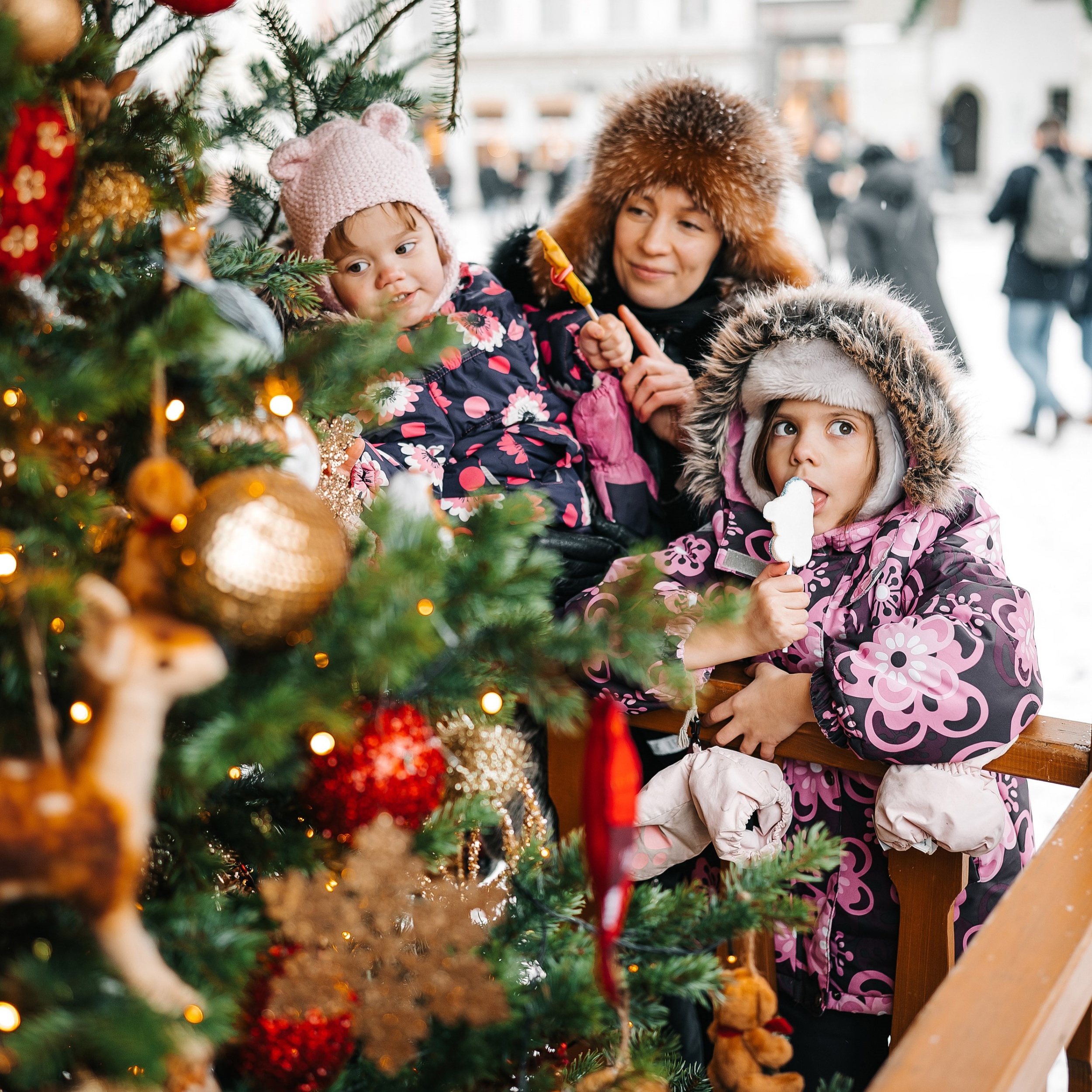 3 scastlivaa-sem-a-provodit-vrema-na-rozdestvenskom-ulicnom-armarke-v-starom-gorode-tallinna-v-estonii.jpg