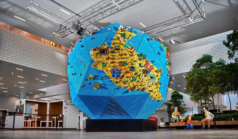 Четырёхметровая модель земного шара из LEGO