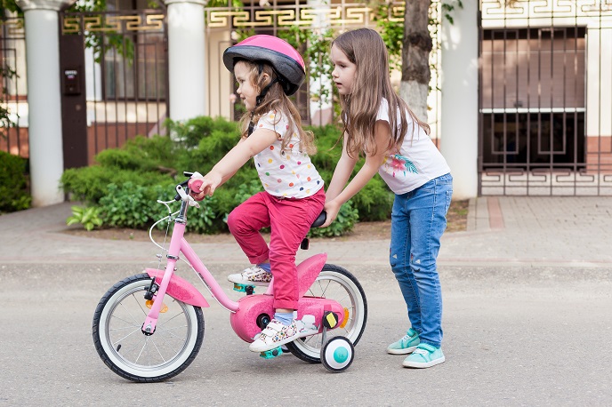 Девочки на велосипеде