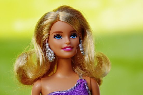Кукол Barbie начнут делать из переработанного океанического пластика