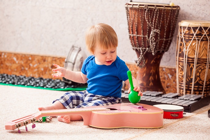 Ребенок с музыкальными инструментами
