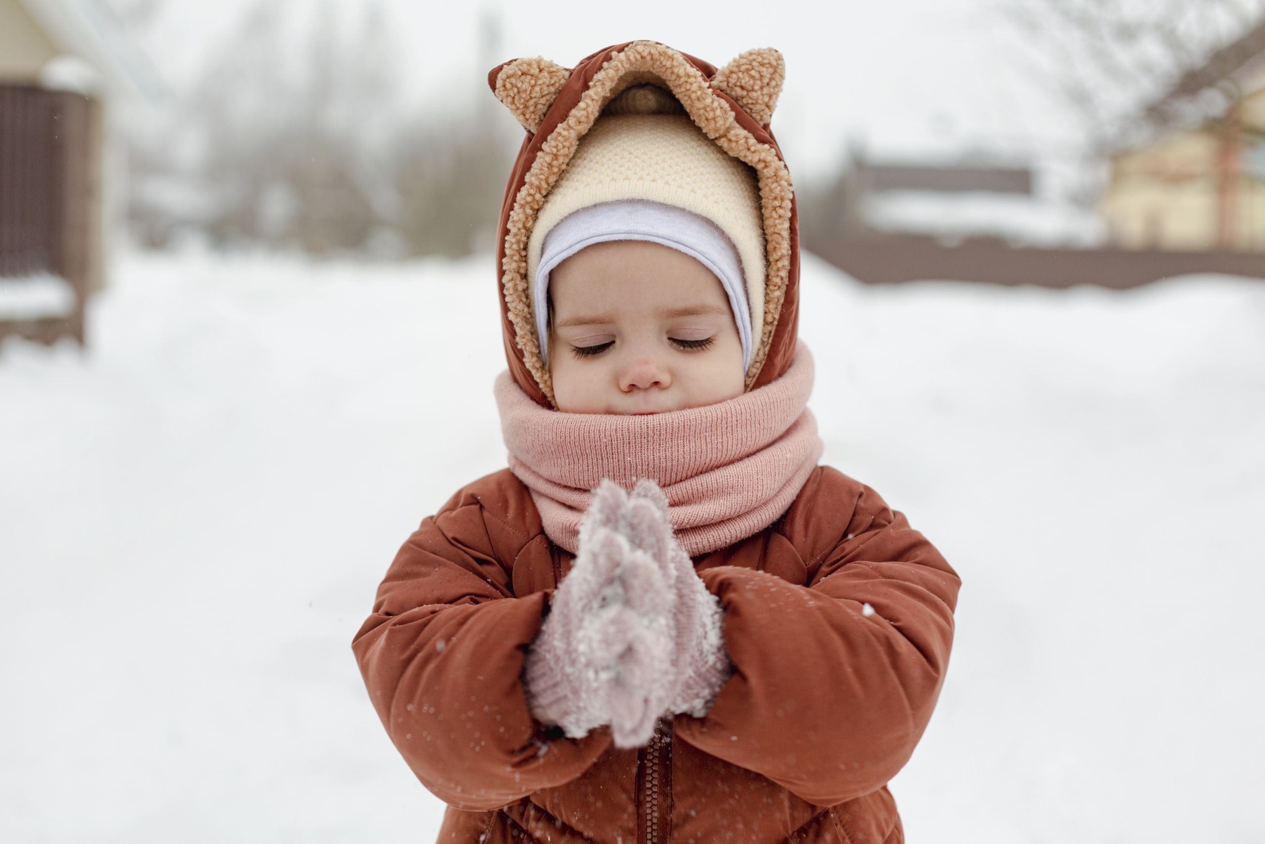 4 rebenok-naslazdaetsa-zimnimi-razvleceniami-v-snegu.jpg