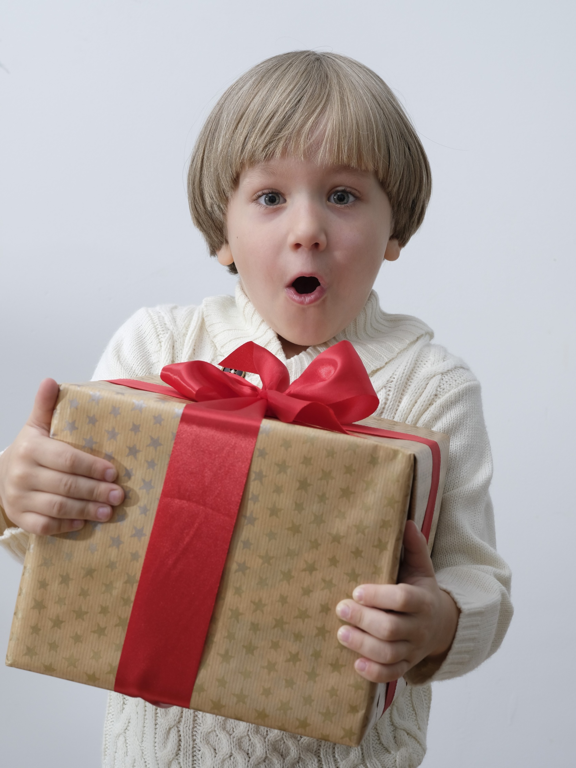 86 - udivlennyi-rebenok-derzasii-rozdestvenskuu-podarocnuu-korobku-v-ruke-mal-cik-na-belom-fone-novyi-god-i-rozdestvenskaa-koncepcia.jpg 86 - udivlennyi-rebenok-derzasii-rozdestvenskuu-podarocnuu-korobku-v-ruke-mal-cik-na-belom-fone-novyi-god-i-rozdestvenskaa-koncepcia.jpg