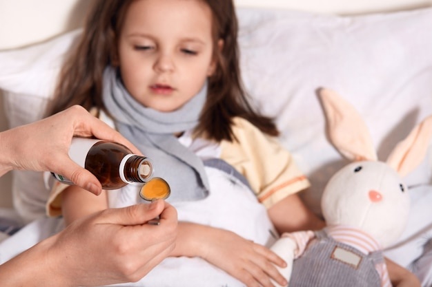 Как дать маленькому ребенку лекарство