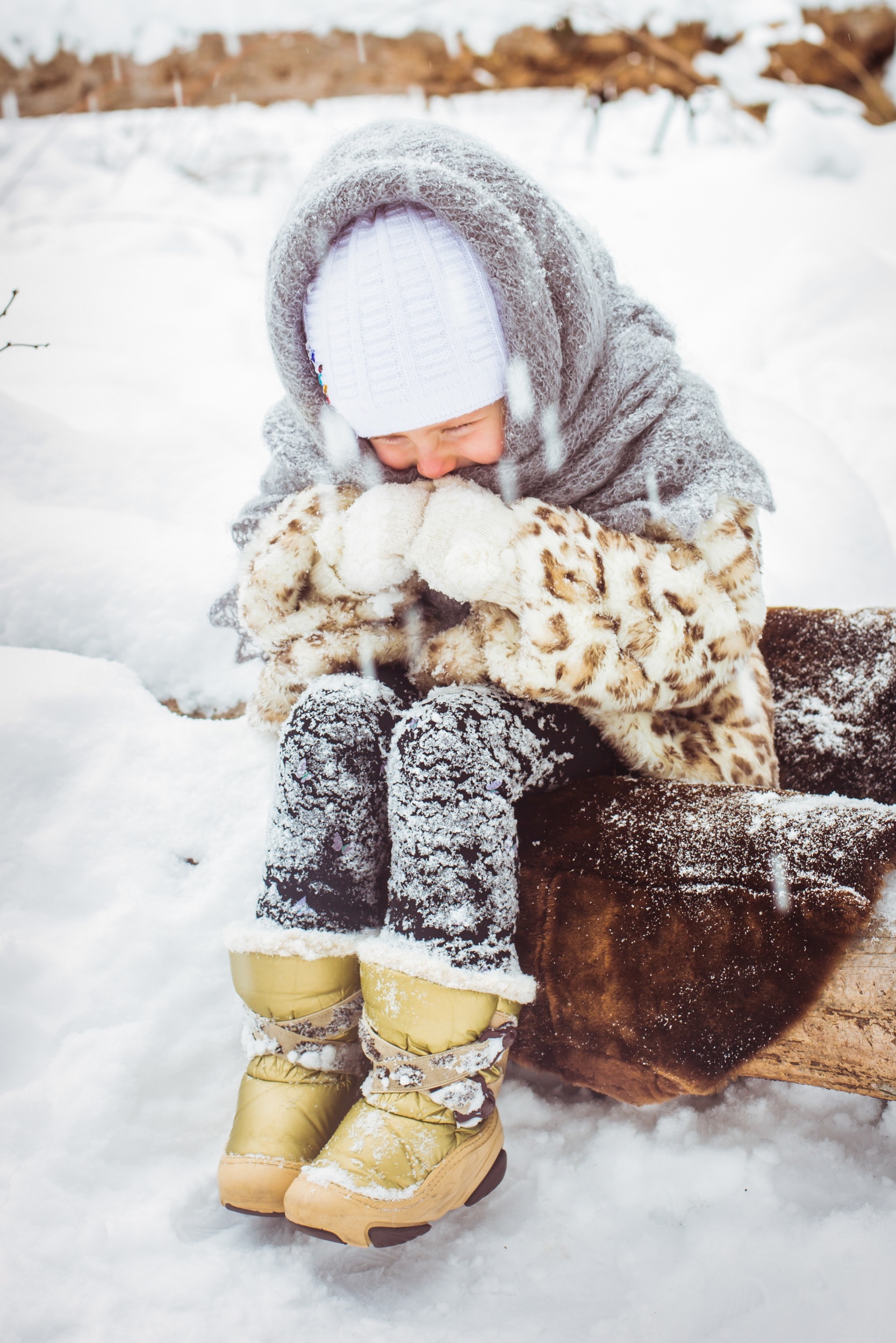 3 zimnii-portret-miloi-ulybauseisa-detskoi-devocki-na-progulke-v-solnecnom-zasnezennom-lesu.jpg
