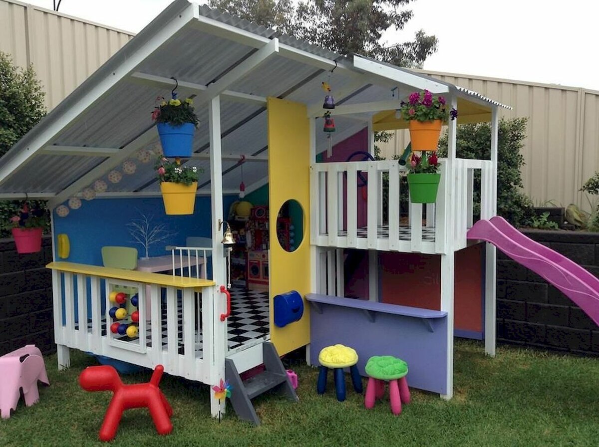 Детский домик с балконом и горкой