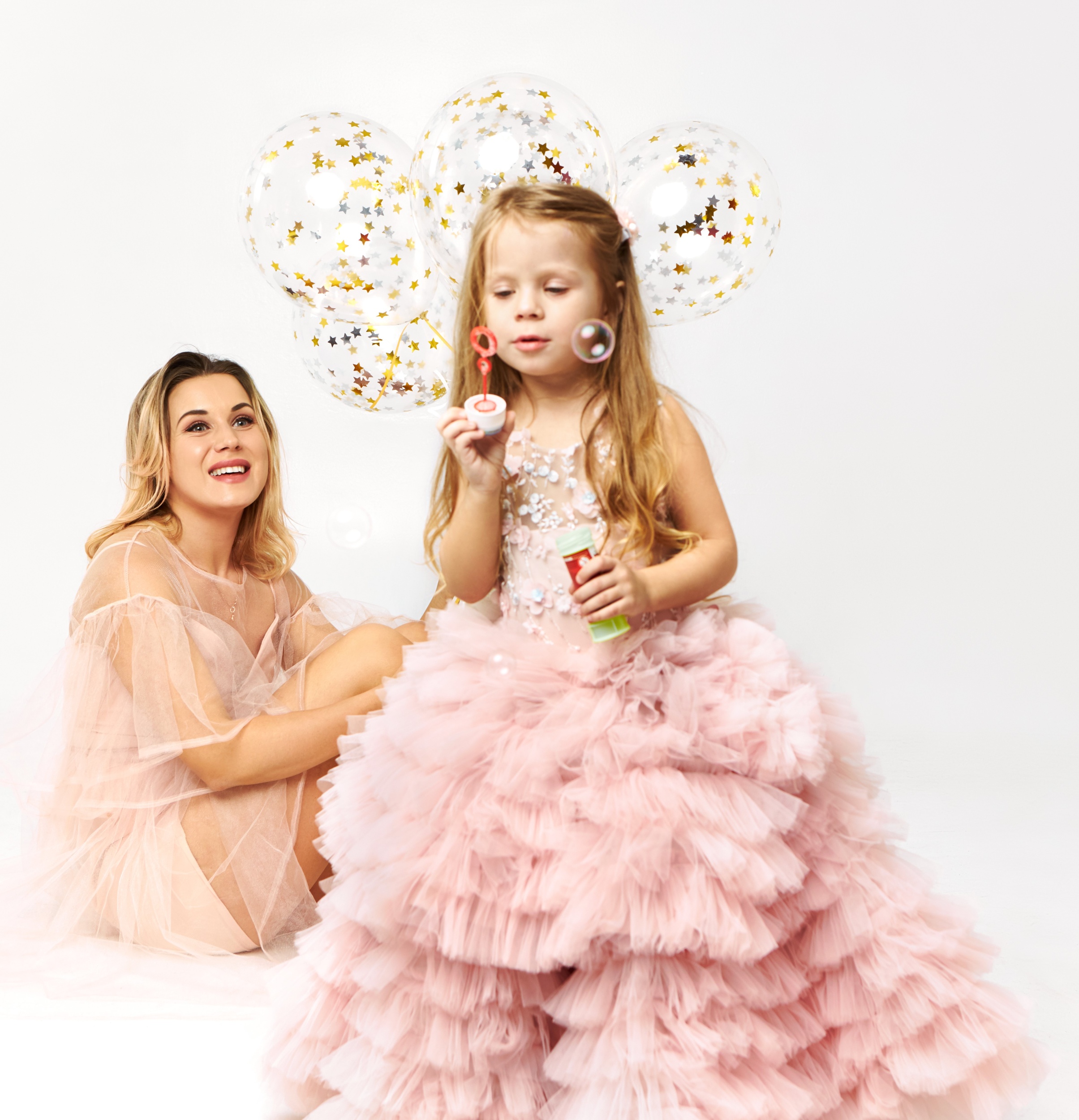 4 velikolepnaa-molodaa-zensina-v-plat-e-bez-bretelek-s-nizkim-vyrezom-prazdnuet-den-rozdenia-so-svoei-docer-u.jpg