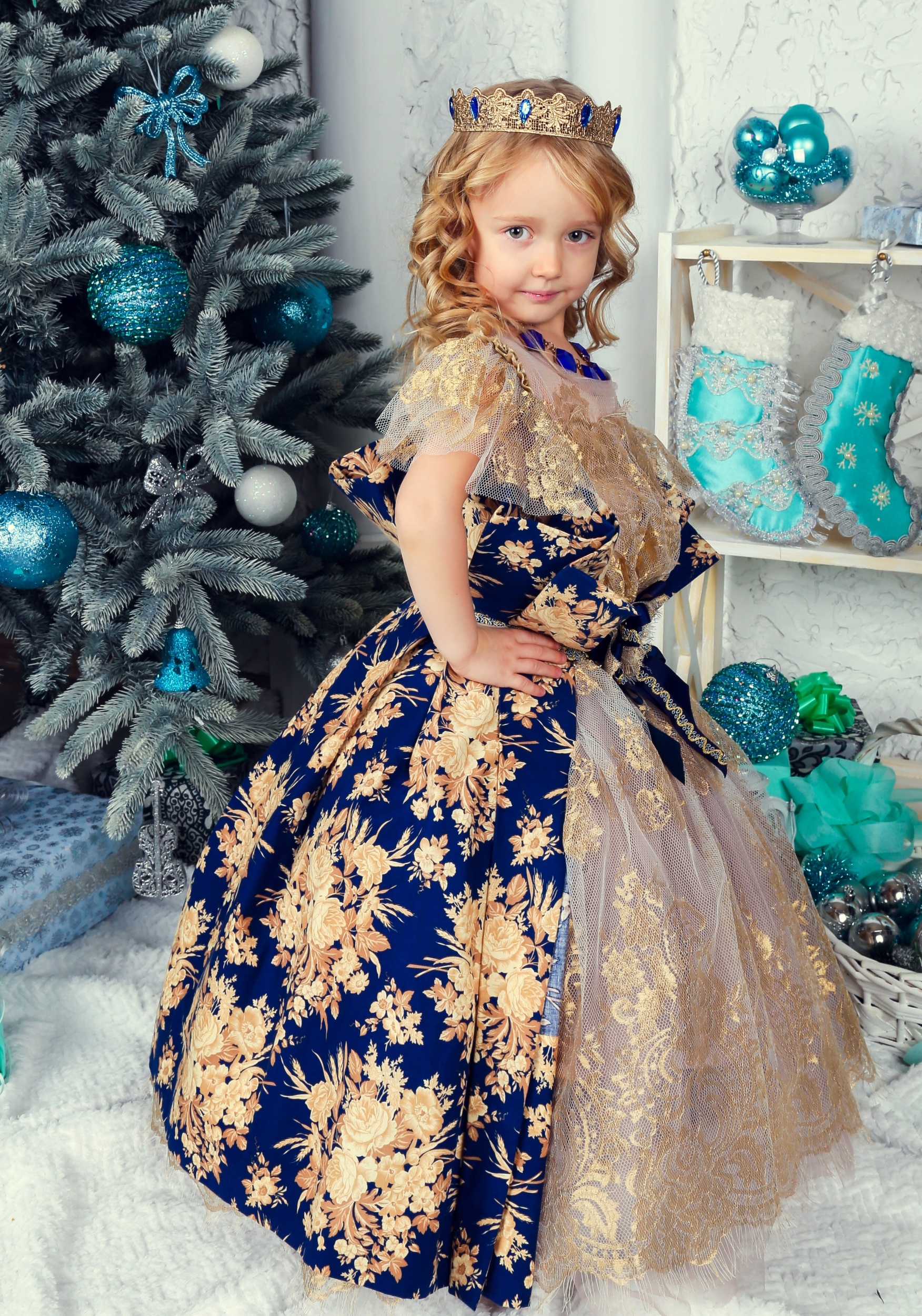 1 malen-kaa-milaa-devuska-v-plat-e-princessy-vozle-novogodnei-elki-krasivyi-rozdestvenskii-dekor.jpg