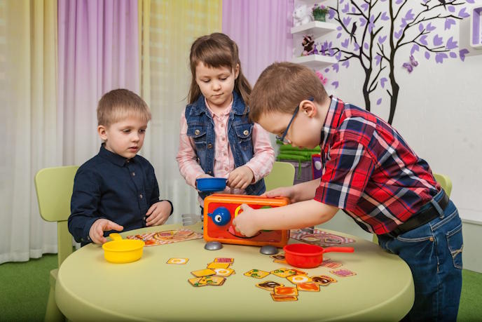 Дети играют в настольную игру