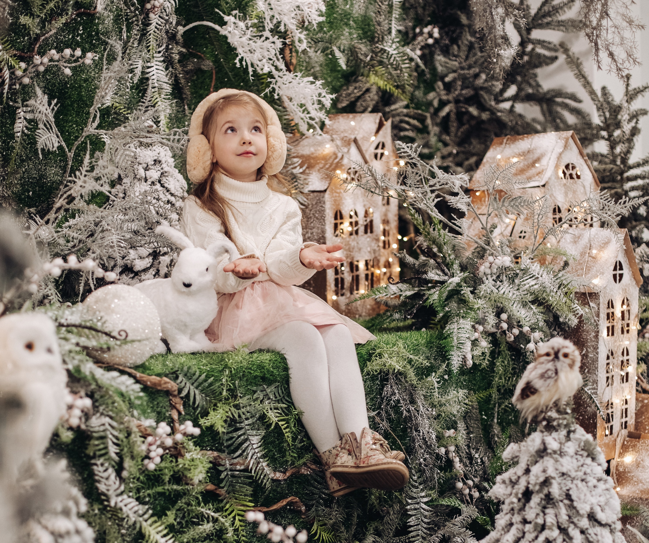 simpaticnaa-kavkazskaa-devocka-s-dlinnymi-svetlymi-volosami-ulybaetsa-i-sidit-v-rozdestvenskoi-atmosfere-s-mnozestvom-ukrasennyh-derev-ev-vokrug-nee-i.jpg simpaticnaa-kavkazskaa-devocka-s-dlinnymi-svetlymi-volosami-ulybaetsa-i-sidit-v-rozdestvenskoi-atmosfere-s-mnozestvom-ukrasennyh-derev-ev-vokrug-nee-i.jpg